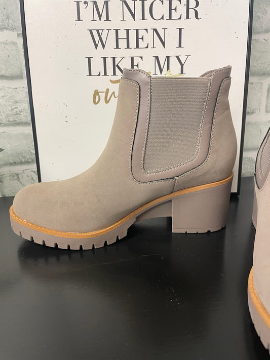 MIA Amore short boots bootie block heel tan taupe gray 