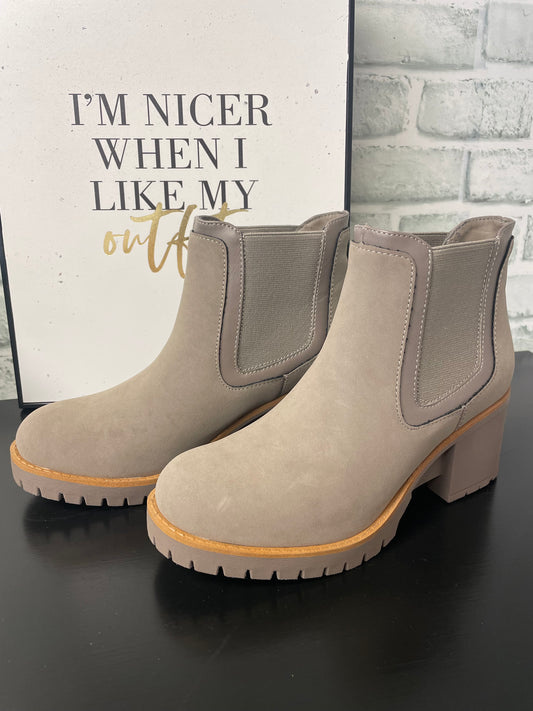 MIA Amore short boots bootie block heel tan taupe gray 